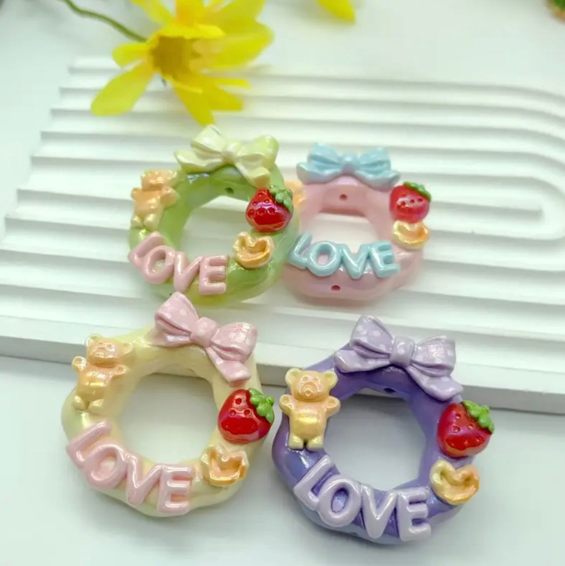2pc Cute Painted 3D Frame Wreath Main image
